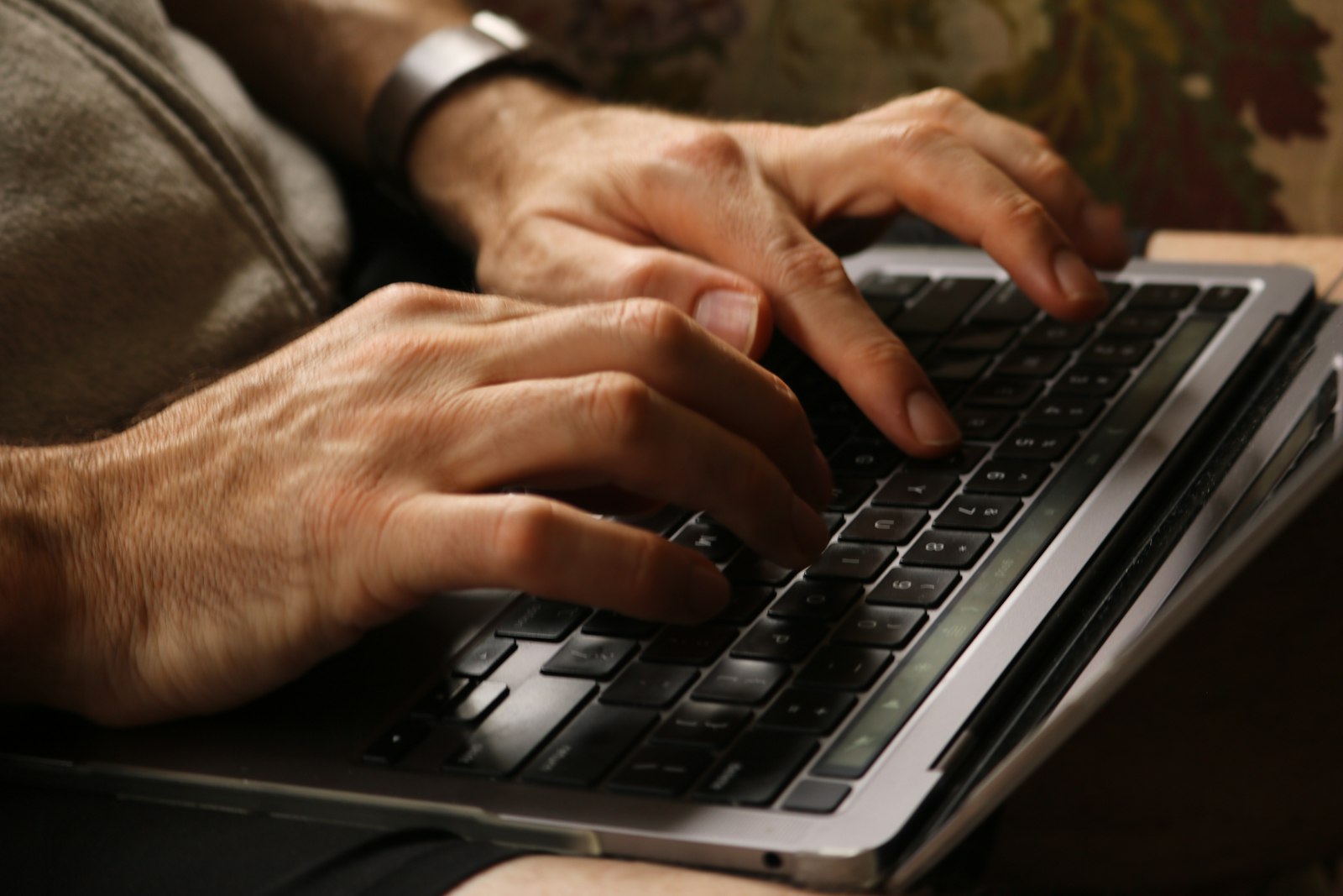 Hand Numbness at a Computer: When Ergonomics Helps and When to Get Checked | Posture Reminder AI