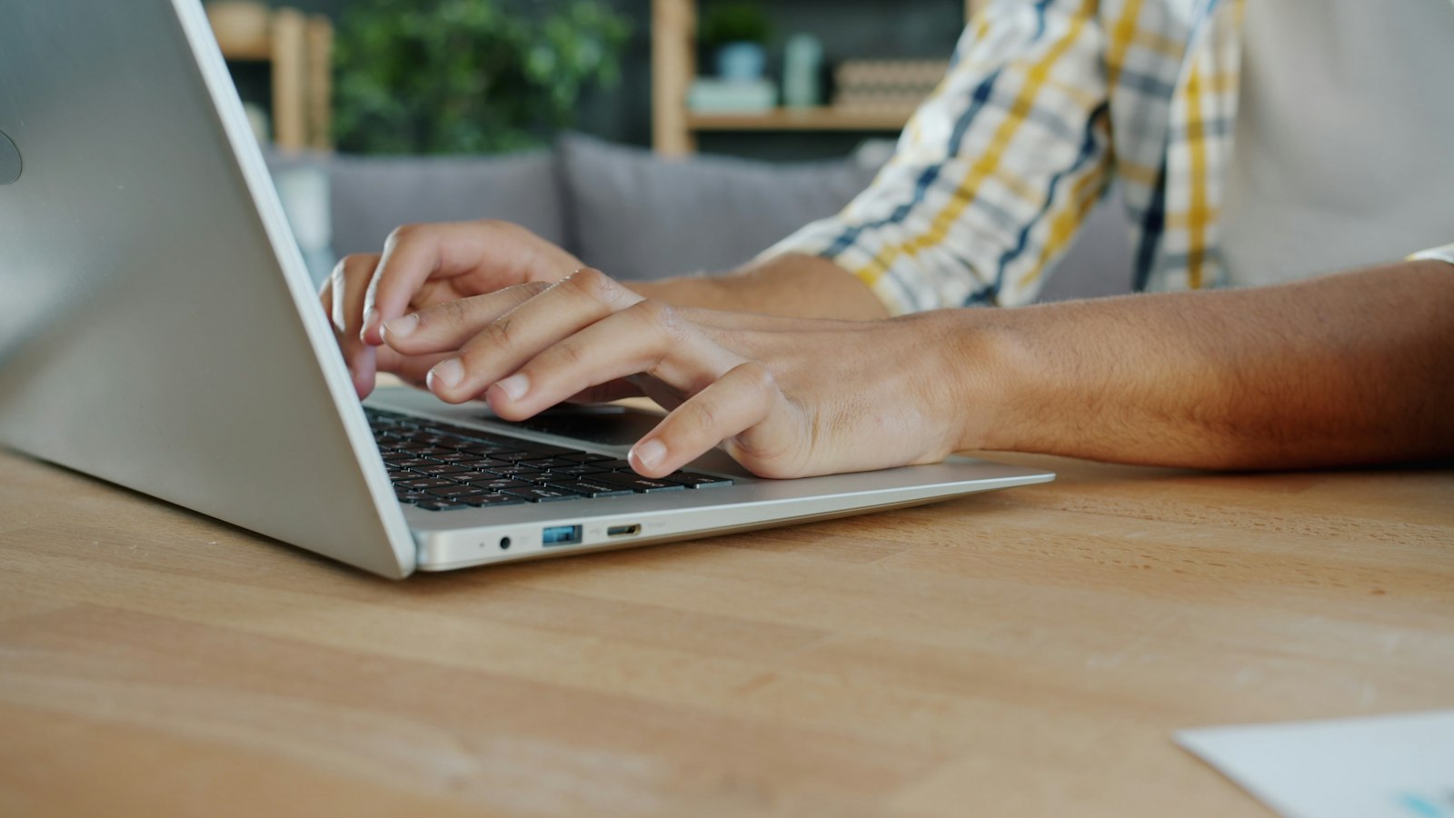 Portable Ergonomic Workspace: Work From Hotels, Cafes, and Kitchen Tables Without Neck Pain | Posture Reminder AI blog