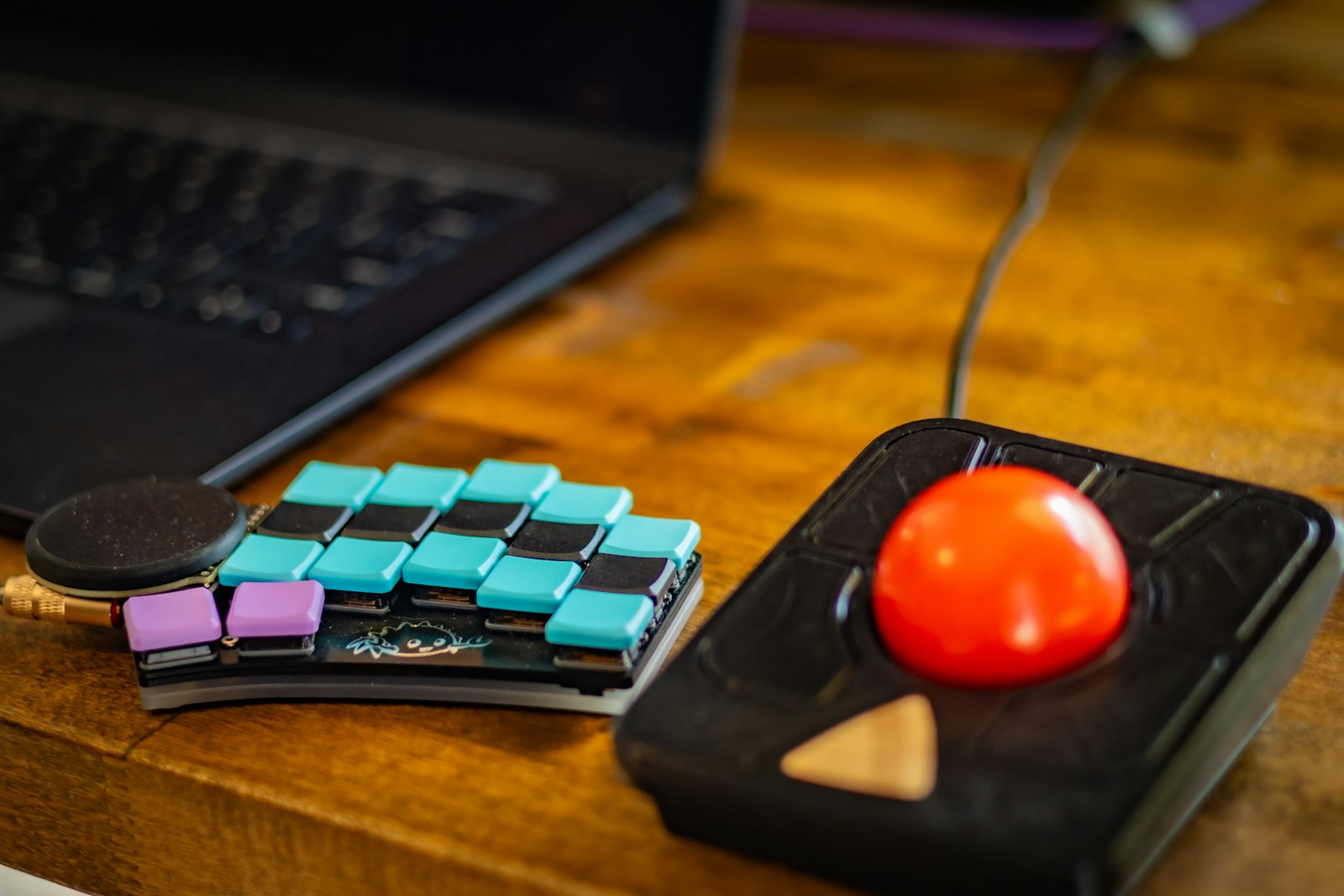 Trackball Thumb and Wrist Pain: How to Find the Trigger | Posture Reminder AI blog
