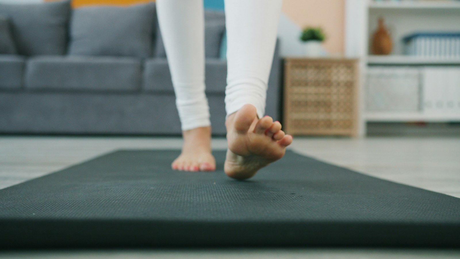 Standing Desk Knee Pain: Why It Happens and How to Keep the Desk | Posture Reminder AI blog