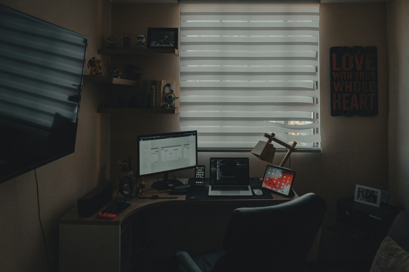 Neck Hump From Desk Work: What Posture Can Fix and When to See a Doctor | Posture Reminder AI